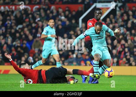 Mesut Ozil d'Arsenal marque son deuxième but d'équipe lors du match de la Premier League à Old Trafford, Manchester. Date de la photo : 5 décembre 2018. Le crédit d'image devrait se lire: Matt McNulty/Sportimage via PA Images Banque D'Images