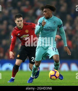 Alex Iwhi, d'Arsenal, prend le Diogo Dalot de Manchester United lors du match de la Premier League à Old Trafford, Manchester. Date de la photo : 5 décembre 2018. Le crédit d'image devrait se lire: Matt McNulty/Sportimage via PA Images Banque D'Images