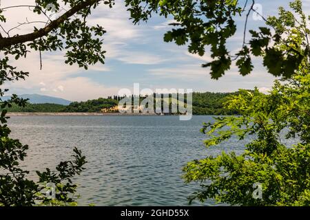 Vue sur le lac Bilancino à Mugello en Toscane Banque D'Images