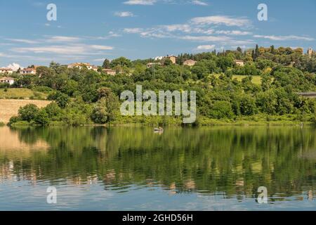 Vue sur le lac Bilancino à Mugello en Toscane Banque D'Images