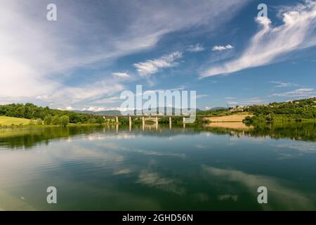 Vue sur le lac Bilancino à Mugello en Toscane Banque D'Images