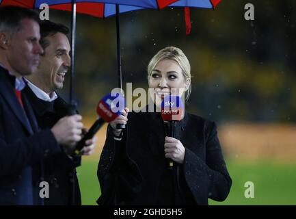 Kelly Cates of Sky TV réalise une émission en direct avec les anciens joueurs Jamie Carragher et Gary Neville lors du match de la Premier League au stade Molineux, Wolverhampton. Date de la photo : 21 décembre 2018. Le crédit photo doit se lire comme suit : Andrew Yates/Sportimage via PA Images Banque D'Images