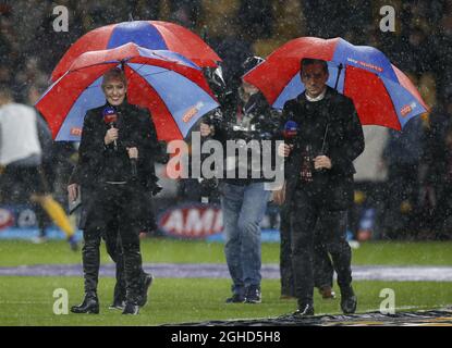 Sky Sports Kelly Cates et Gary Neville ont diffusé depuis le centre du terrain pendant le match de la première ligue au stade Molineux, Wolverhampton. Date de la photo : 21 décembre 2018. Le crédit photo doit se lire comme suit : Andrew Yates/Sportimage via PA Images Banque D'Images