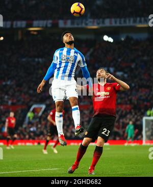 Elias Kachunga de Huddersfield Town et Luke Shaw de Manchester United lors du match de la Premier League à Old Trafford, Manchester. Date de la photo : 26 décembre 2018. Le crédit d'image devrait se lire: Matt McNulty/Sportimage via PA Images Banque D'Images