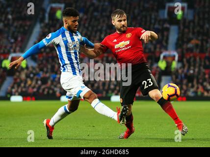 Elias Kachunga de Huddersfield Town et Luke Shaw de Manchester United lors du match de la Premier League à Old Trafford, Manchester. Date de la photo : 26 décembre 2018. Le crédit d'image devrait se lire: Matt McNulty/Sportimage via PA Images Banque D'Images