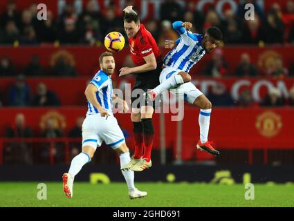 Elias Kachunga, de Huddersfield Town, défie Phil Jones de Manchester United lors du match de la Premier League à Old Trafford, Manchester. Date de la photo : 26 décembre 2018. Le crédit d'image devrait se lire: Matt McNulty/Sportimage via PA Images Banque D'Images