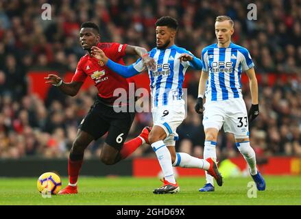 Paul Pogba, de Manchester United, prend la direction d'Elias Kachunga de Huddersfield Town lors du match de la Premier League à Old Trafford, Manchester. Date de la photo : 26 décembre 2018. Le crédit d'image devrait se lire: Matt McNulty/Sportimage via PA Images Banque D'Images