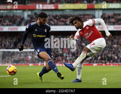 Alex iwobi d'Arsenal se dispute avec Cyrus Christie de Fulham lors du match de la première ligue au stade Emirates, Londres. Date de la photo : 1er janvier 2019. Le crédit photo doit se lire comme suit : David Klein/Sportimage via PA Images via PA Images Banque D'Images