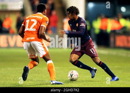 Alex Iwhi d'Arsenal prend Michael Nottingham de Blackpool lors de la coupe Emirates FA, troisième tour de match à Bloomfield Road, Blackpool. Date de la photo : 5 janvier 2019. Le crédit d'image devrait se lire: Matt McNulty/Sportimage via PA Images Banque D'Images