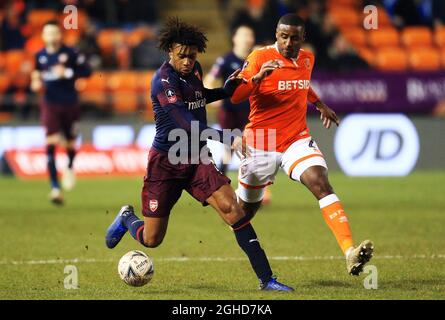 Alex Iwhi d'Arsenal prend Donervon Daniels de Blackpool lors de la coupe Emirates FA, troisième match à Bloomfield Road, Blackpool. Date de la photo : 5 janvier 2019. Le crédit d'image devrait se lire: Matt McNulty/Sportimage via PA Images Banque D'Images