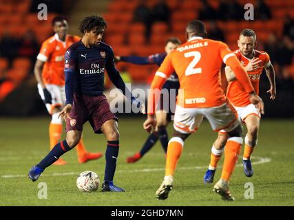 Alex Iwhi d'Arsenal prend Donervon Daniels de Blackpool lors de la coupe Emirates FA, troisième match à Bloomfield Road, Blackpool. Date de la photo : 5 janvier 2019. Le crédit d'image devrait se lire: Matt McNulty/Sportimage via PA Images Banque D'Images