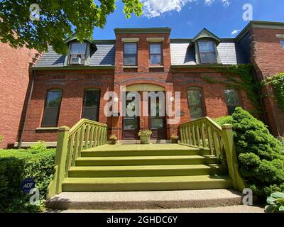 Chicago, Illinois, États-Unis. 26 mai 2021. Le logement de l'entreprise au Pullman National Monument, à l'extrême sud de Chicago, Illinois, est présenté le 26 mai 2021. Le quartier historique Pullman a été déclaré monument national par le président Barack Obama en 2015. Le week-end de la fête du travail 2021 a été l'ouverture officielle du Pullman National Monument Visitor Centre dans le bâtiment administratif de la tour d'horloge restauré qui a été sauvé de la démolition après qu'un arsoniste l'a incendié en 1998. Les vastes jardins étaient le site de l'usine de trains Pullman. (Image de crédit : © Mark Hertzberg/ZUMA Press Wire) Banque D'Images