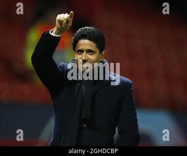 Nasser Al-Kheleaifi, le propriétaire du PSG, se fait une vague devant les fans lors du match de la Ligue des champions de l'UEFA de 16 First Leg au stade Old Trafford, à Manchester. Date de la photo : 12 février 2019. Le crédit photo doit se lire comme suit : Andrew Yates/Sportimage via PA Images Banque D'Images