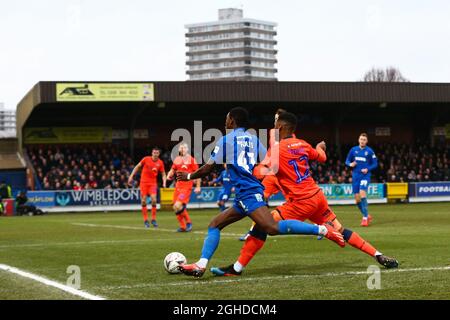 Michael Folivi, de l'AFC Wimbledon, est sorti du jeu par Mahlon Romeo de Millwall lors du tournoi de la cinquième ronde de la coupe FA au Cherry Red Records Stadium de Londres. Date de la photo : 16 février 2018. Le crédit photo doit se lire comme suit : Craig Mercer/Sportimage via PA Images Banque D'Images