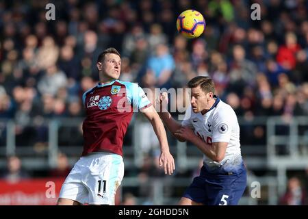 Chris Wood (L) de Burnley dirige le ballon loin de Jan Vertonghen de Tottenham Hotspur pendant le match de la Premier League au stade Turf Moor, à Burnley. Date de la photo : 23 février 2019. Le crédit photo doit se lire comme suit : James Wilson/Sportimage via PA Images Banque D'Images