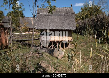 Radmilovac, Serbie - reconstruction d'une cabane de pêche de la culture Vinca du Néolithique tardif Banque D'Images