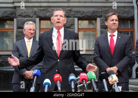 KIEV, UKRAINE - le 06 SEPTEMBRE 2021 - les SenatorsTommy Tuberville, John Barrasso et Ben Sasse (de gauche à droite) sont photographiés lors de la réunion d'information qui a suivi la réunion avec le président ukrainien Volodymyr Zelenskyy, Kiev, capitale de l'Ukraine crédit: UKRINFORM/Alay Live News Banque D'Images