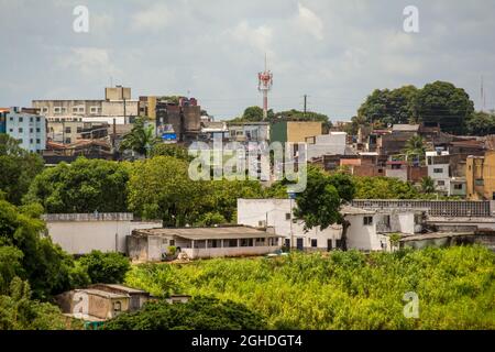 Salvador, Bahia, Brésil - 21 février 2014 : vue sur la partie la plus pauvre de la ville avec des maisons construites dans les montagnes dangereuses. Banque D'Images