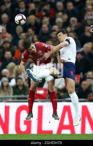 Harry Maguire (r), d'Angleterre, et Martin Frydek, de République tchèque, se battent pour le ballon lors du match de qualification de l'UEFA Euro 2020 Au stade Wembley, à Londres. Photo le 22 mars 2019. Le crédit photo doit se lire comme suit : James Wilson/Sportimage via PA Images Banque D'Images