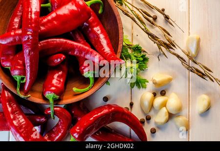 piments forts dans l'assiette sur fond blanc Banque D'Images