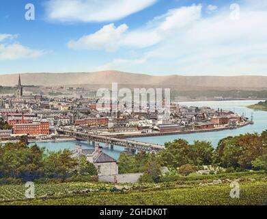 Une vue du début du XXe siècle sur le pont Craigavon au-dessus de la rivière Foyle érigé en 1863, un peu plus en amont pour remplacer un pont en bois antérieur. Derry City, alias Londonderry City, la deuxième plus grande ville d'Irlande du Nord. La vieille ville fortifiée se trouve sur la rive ouest (loin) de la rivière Foyle. Banque D'Images