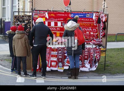 Les fans de Liverpool regardent les marchandises en vente à l'extérieur du sol avant le match de la Ligue des champions de l'UEFA à Anfield, à Liverpool. Date de la photo : 9 avril 2019. Le crédit photo doit se lire comme suit : Andrew Yates/Sportimage via PA Images Banque D'Images