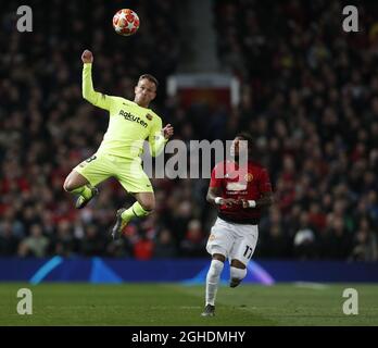 Arthur de Barcelone s'élève au-dessus de Fred de Manchester United lors du match de l'UEFA Champions League à Old Trafford, Manchester. Date de la photo : 10 avril 2019. Le crédit photo doit être lu : Darren Staples/Sportimage via PA Images Banque D'Images