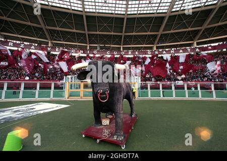 Une statue d'un taureau géant, symbole du Torino FC se dresse devant les fans lors du match de la série A à Olimpico di Torino, Turin. Date de la photo : 28 avril 2019. Le crédit photo doit être lu : Jonathan Moscrop/Sportimage via PA Images Banque D'Images