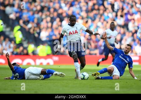 Moussa Sissoko de Tottenham Hotspur bataille pour possession avec Yerry Mina (à gauche) et Morgan Schneiderlin d'Everton pendant le match de la Premier League au Tottenham Hotspur Stadium, Londres. Date de la photo : 12 mai 2019. Le crédit photo doit se lire comme suit : Craig Mercer/Sportimage via PA Images Banque D'Images