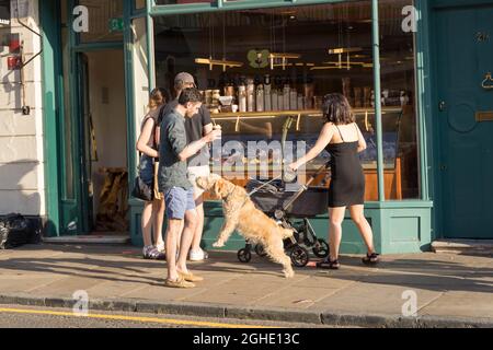 Londres, Royaume-Uni, 06 septembre 2021. Un beau soleil du début de l'automne, les Londoniens et les touristes se baignent tous de soleil et profitent de la mini vague de chaleur à Greenwich Park avec des températures, le mercure s'élevant à environ 24 degrés. Credit: Xiu Bao/Alamy Live News Banque D'Images