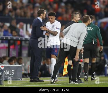 Gareth Southgate, directeur de l'Angleterre, prend le départ de Jadon Sancho, d'Angleterre, lors du match de l'UEFA Nations League au stade D. Afonso Henriques, à Guimaraes. Date de la photo: 6 juin 2019. Le crédit photo doit être lu : David Klein/Sportimage via PA Images Banque D'Images