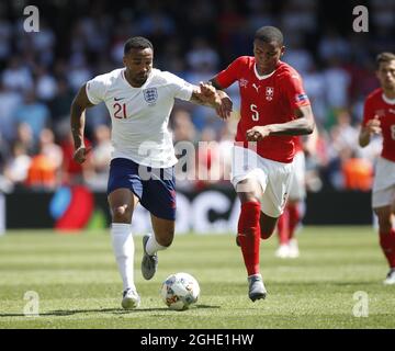 Callum Wilson, d'Angleterre, et Manuel Akanji, de Suisse, lors du match de l'UEFA Nations League au stade D. Afonso Henriques, à Guimaraes. Date de la photo : 9 juin 2019. Le crédit photo doit être lu : David Klein/Sportimage via PA Images Banque D'Images