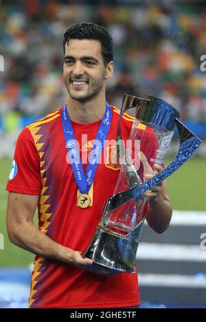 Mikel Merino d'Espagne célèbre avec le trophée des gagnants lors du match de championnat des moins de 21 ans de l'UEFA au Stadio Friuli. Date de la photo : 30 juin 2019. Le crédit photo doit être lu : Jonathan Moscrop/Sportimage via PA Images Banque D'Images