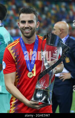 Mikel Merino d'Espagne célèbre avec le trophée des gagnants lors du match de championnat des moins de 21 ans de l'UEFA au Stadio Friuli. Date de la photo : 30 juin 2019. Le crédit photo doit être lu : Jonathan Moscrop/Sportimage via PA Images Banque D'Images