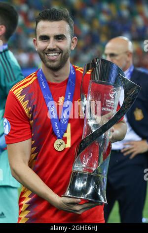 Mikel Merino d'Espagne célèbre avec le trophée des gagnants lors du match de championnat des moins de 21 ans de l'UEFA au Stadio Friuli. Date de la photo : 30 juin 2019. Le crédit photo doit être lu : Jonathan Moscrop/Sportimage via PA Images Banque D'Images