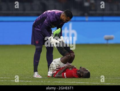 Sergio Romero, gardien de but de Manchester United, assiste Eric Bailly, coéquipier, lors du match pré-saison au stade Optus, à Perth. Date de la photo : 17 juillet 2019. Le crédit photo doit être lu : Theron Kirkman/Sportimage via PA Images Banque D'Images