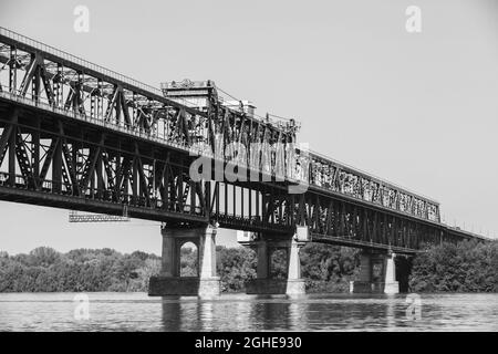 Photo en noir et blanc du pont du Danube. Un pont de treillis au-dessus du Danube reliant les banques bulgares et roumaines Banque D'Images