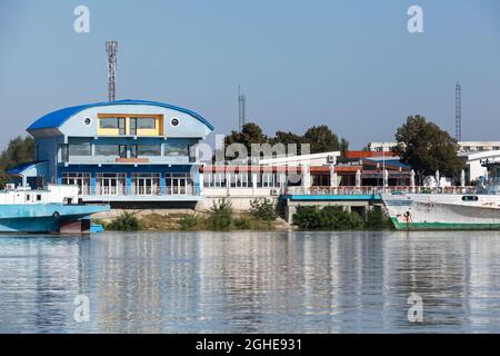 Vue sur le port de Giurgiu par une journée ensoleillée, sur la côte du Danube. Roumanie Banque D'Images