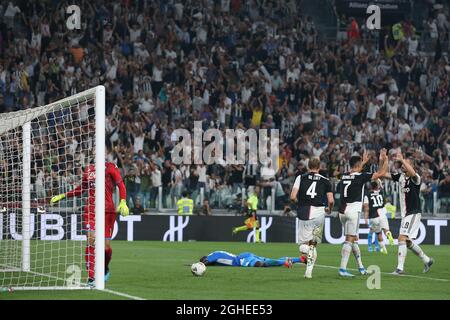 Les joueurs de Juventus Cristiano Ronaldo, Matthijs de Ligt et Leonardo Bonucci célèbrent après que Kalidou Koulibaly de Naples a marqué son propre but pour donner à Juventus une avance à la fin de 4-3 lors du match de Serie A au stade Allianz, à Turin. Date de la photo : 31 août 2019. Le crédit photo doit être lu : Jonathan Moscrop/Sportimage via PA Images Banque D'Images