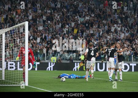 Les joueurs de Juventus Cristiano Ronaldo, Matthijs de Ligt et Leonardo Bonucci célèbrent après que Kalidou Koulibaly de Naples a marqué son propre but pour donner à Juventus une avance à la fin de 4-3 lors du match de Serie A au stade Allianz, à Turin. Date de la photo : 31 août 2019. Le crédit photo doit être lu : Jonathan Moscrop/Sportimage via PA Images Banque D'Images