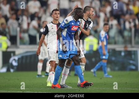 Leonardo Bonucci console Kalidou Koulibaly après le dernier but du défenseur de Naples a offert à Juventus une victoire 4-3 dans le match de la série A à l'Allianz Stadium, à Turin. Date de la photo : 31 août 2019. Le crédit photo doit être lu : Jonathan Moscrop/Sportimage via PA Images Banque D'Images