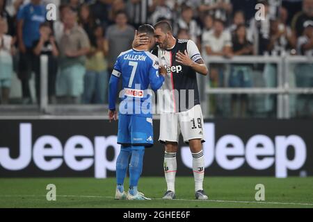 Leonardo Bonucci de Juventus discus avec Jose Callejon de Naples après la célébration de Juventus devant les fans de Naples en voyage après le dernier but de Kalidou Koulibaly qui a offert à Juventus une victoire de 4-3 dans le Serie A match à l'Allianz Stadium, Turin. Date de la photo : 31 août 2019. Le crédit photo doit être lu : Jonathan Moscrop/Sportimage via PA Images Banque D'Images