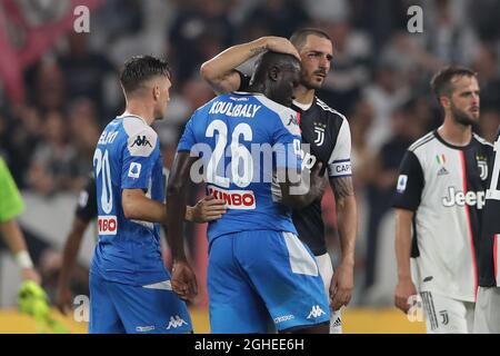 Leonardo Bonucci console Kalidou Koulibaly après le dernier but du défenseur de Naples a offert à Juventus une victoire 4-3 dans le match de la série A à l'Allianz Stadium, à Turin. Date de la photo : 31 août 2019. Le crédit photo doit être lu : Jonathan Moscrop/Sportimage via PA Images Banque D'Images