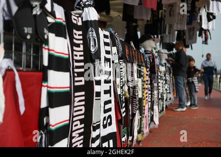 Marchandise à vendre sur un stand à l'extérieur du sol avant le match de la série A à l'Allianz Stadium, à Turin. Date de la photo : 21 septembre 2019. Le crédit photo doit être lu : Jonathan Moscrop/Sportimage via PA Images Banque D'Images