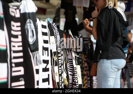 Marchandise à vendre sur un stand à l'extérieur du sol avant le match de la série A à l'Allianz Stadium, à Turin. Date de la photo : 21 septembre 2019. Le crédit photo doit être lu : Jonathan Moscrop/Sportimage via PA Images Banque D'Images
