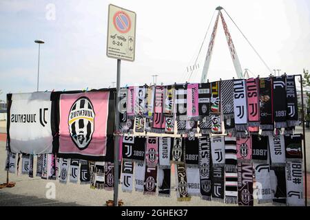 Marchandise à vendre sur un stand à l'extérieur du sol avant le match de la série A à l'Allianz Stadium, à Turin. Date de la photo : 21 septembre 2019. Le crédit photo doit être lu : Jonathan Moscrop/Sportimage via PA Images Banque D'Images