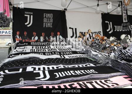 Marchandise à vendre sur un stand à l'extérieur du sol avant le match de la série A à l'Allianz Stadium, à Turin. Date de la photo : 21 septembre 2019. Le crédit photo doit être lu : Jonathan Moscrop/Sportimage via PA Images Banque D'Images