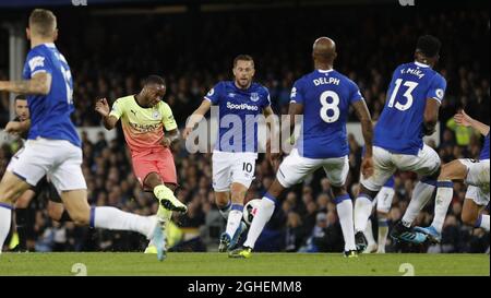 Raheem Sterling, de Manchester City, entouré de chemises bleues, prend une photo lors du match de la Premier League à Goodison Park, Liverpool. Date de la photo : 28 septembre 2019. Le crédit photo doit être lu : Darren Staples/Sportimage via PA Images Banque D'Images