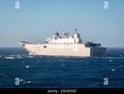 Le porte-avions AMPHIBIE de la marine espagnole, ESPS Juan Carlos, navigue en formation avec les forces navales alliées de l'OTAN lors de l'exercice Dynamic Mariner 2019 10 octobre 2019 dans le golfe de Cadix, Espagne. Banque D'Images