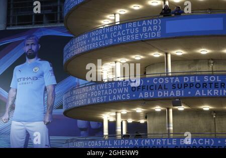 Les fans prennent un air d'aération en montant l'escalier en colimaçon jusqu'à leurs sièges lors du match de la Ligue des champions de l'UEFA au Etihad Stadium de Manchester. Date de la photo : 1er octobre 2019. Le crédit photo doit être lu : Darren Staples/Sportimage via PA Images Banque D'Images